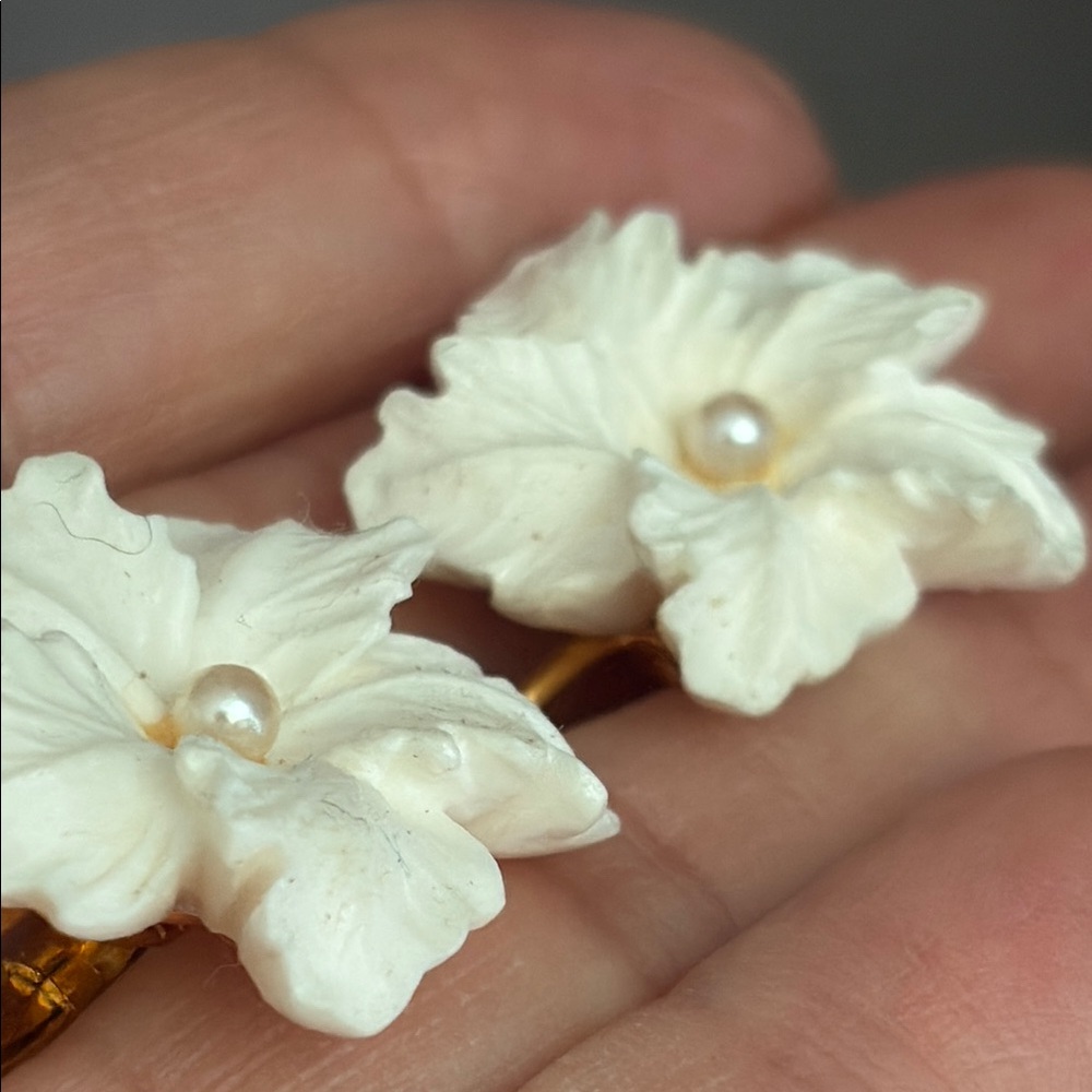 Avon Vintage 80s Soft White Pearl Centre Poinsettia ClipOn Earrings NIB 54 - Picture 8 of 14